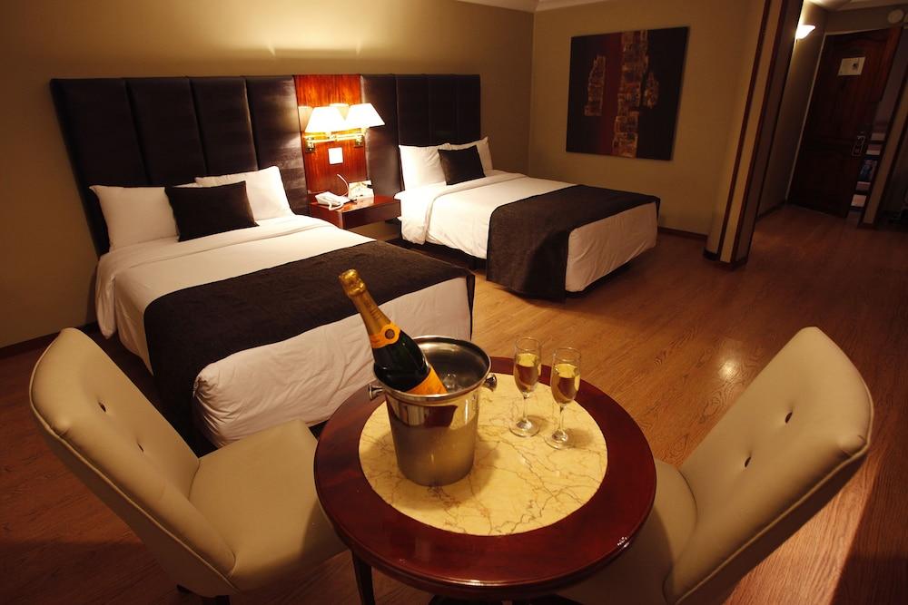 Hotel Reina Isabel กีโต ภายนอก รูปภาพ