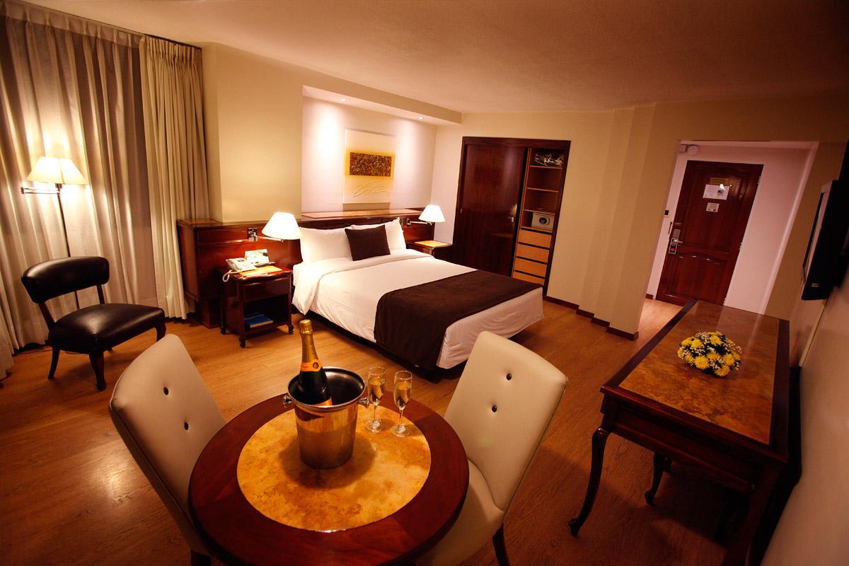 Hotel Reina Isabel กีโต ภายนอก รูปภาพ