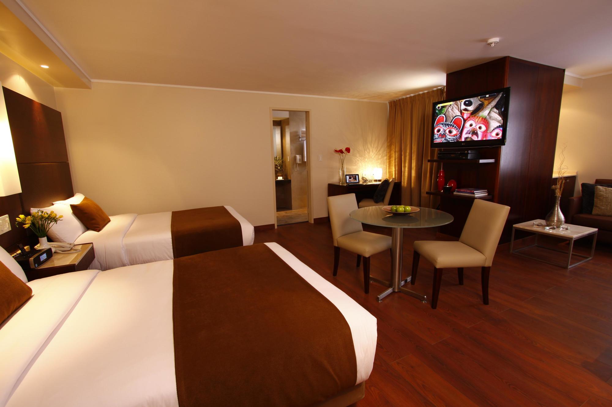 Hotel Reina Isabel กีโต ภายนอก รูปภาพ