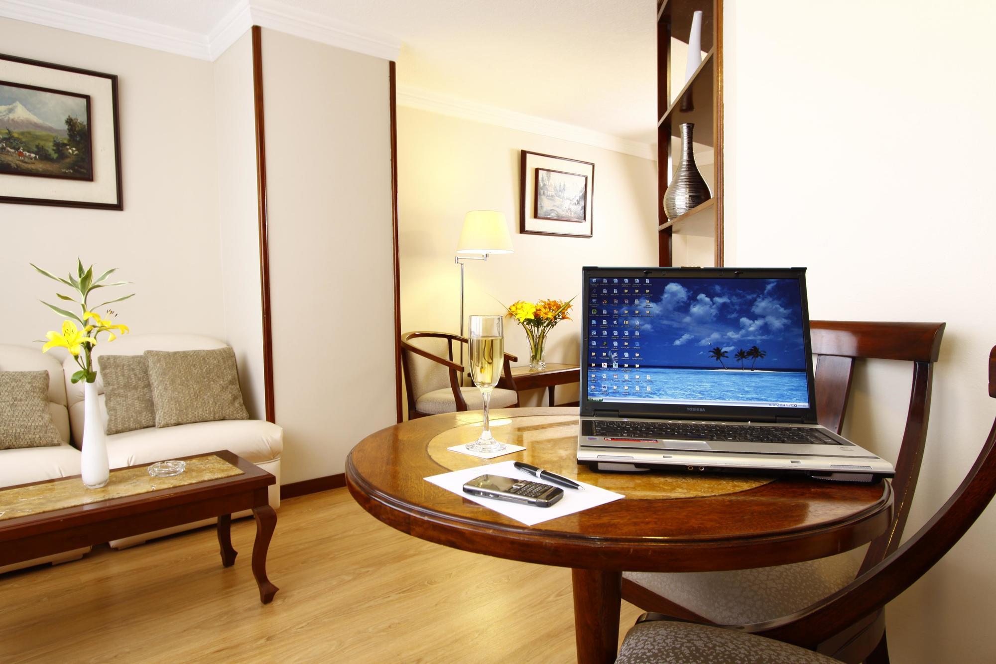 Hotel Reina Isabel กีโต ภายนอก รูปภาพ