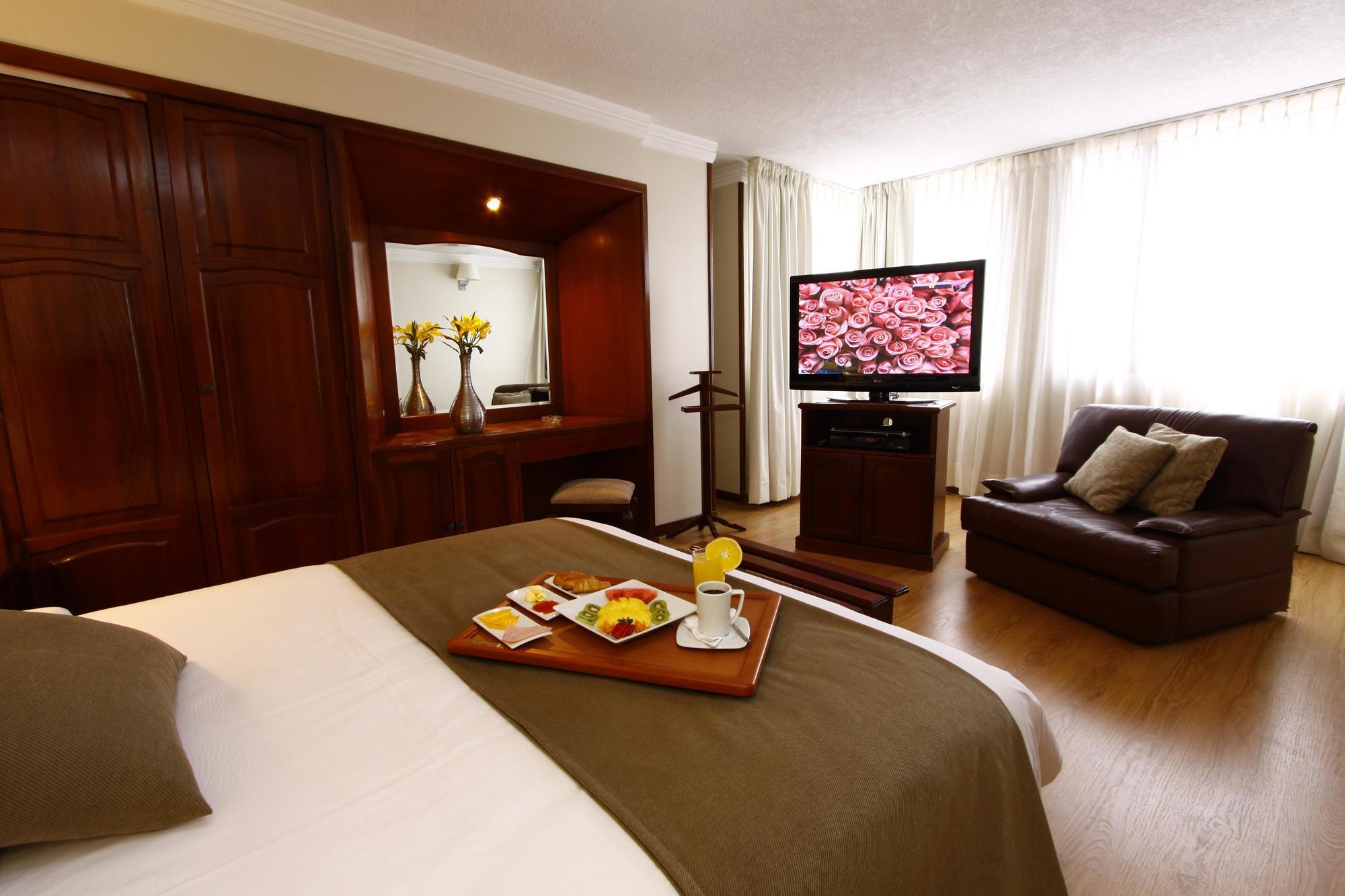 Hotel Reina Isabel กีโต ภายนอก รูปภาพ