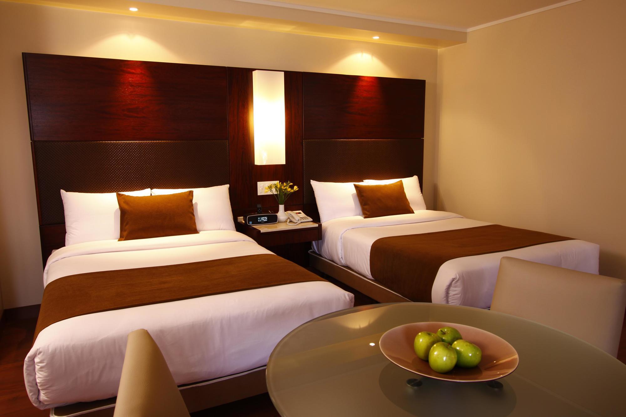 Hotel Reina Isabel กีโต ภายนอก รูปภาพ